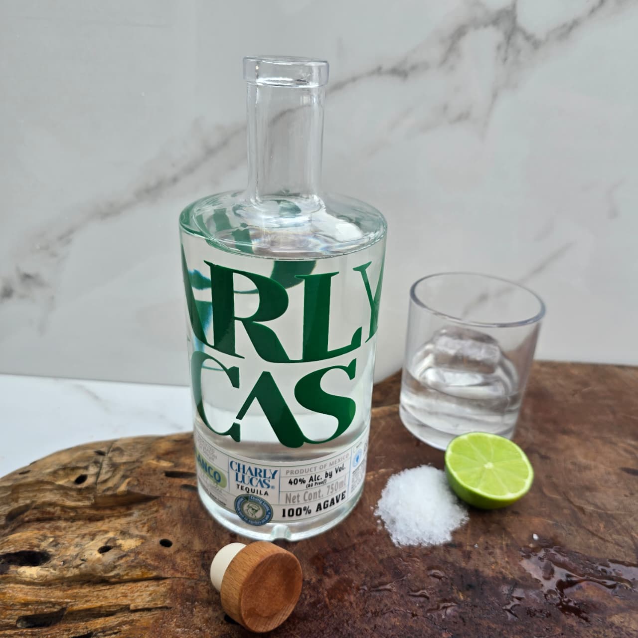 Botella de Charly Lucas Tequila Blanco con sal y limón